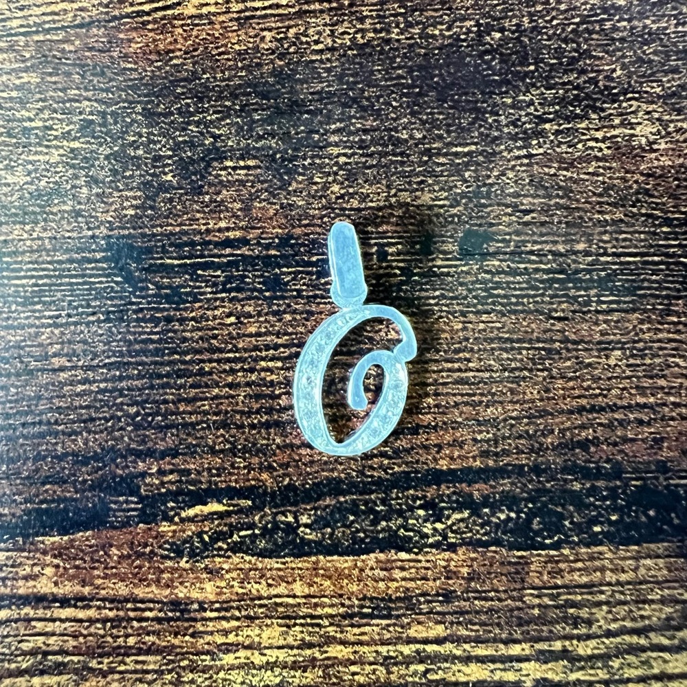 Letter O pendant, silver.